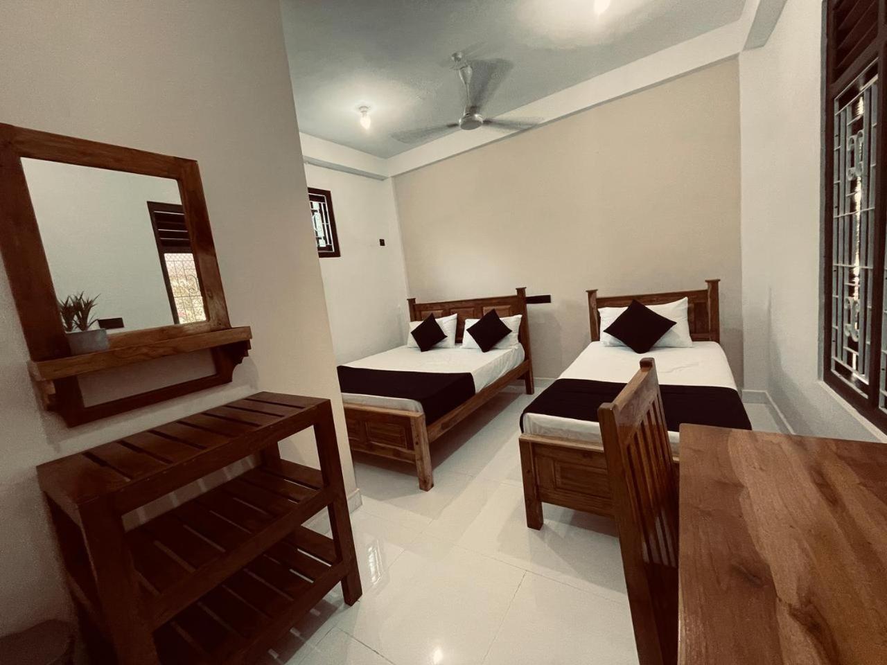 Natraj Guest House Тринкомали Экстерьер фото