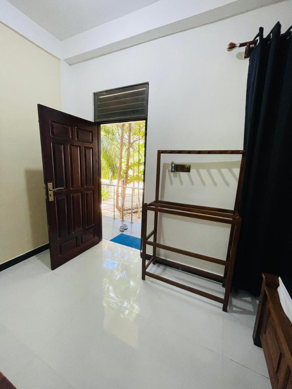 Natraj Guest House Тринкомали Экстерьер фото